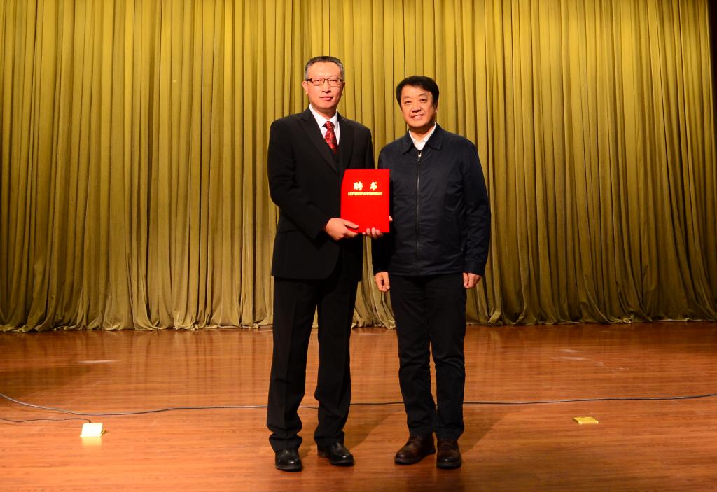 公司党委书记冯晓为周琪院士颁发兼职教授聘书