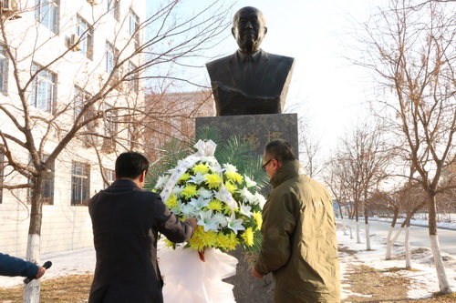 周琪、成华风作为员工代表向秦先生铜像敬献花篮